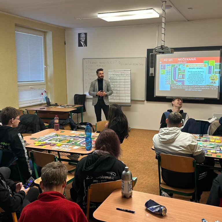 Lektor radí studentům se strategií během hry