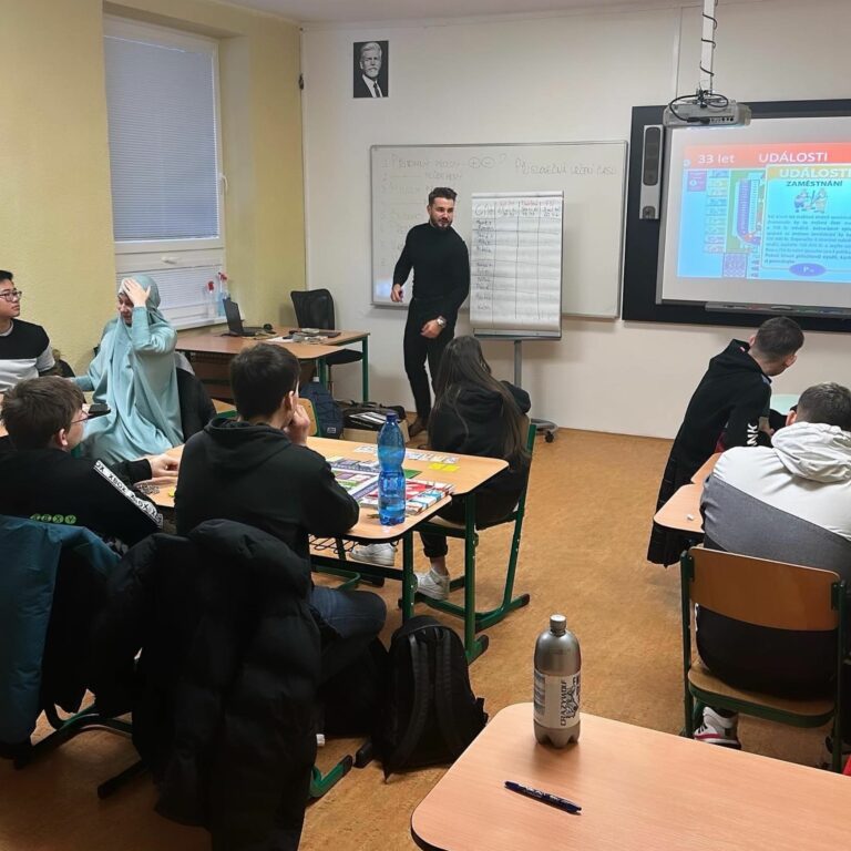 Studenti střední školy hrají Finanční svobodu