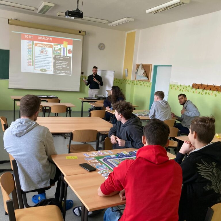Přednáška o financích v moderní učebně